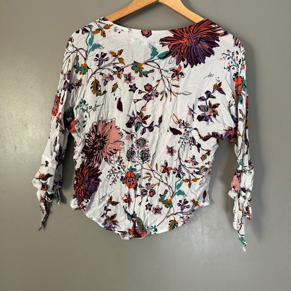 Day trip Floral V-Neck Women's Top - Picture 6 of 6